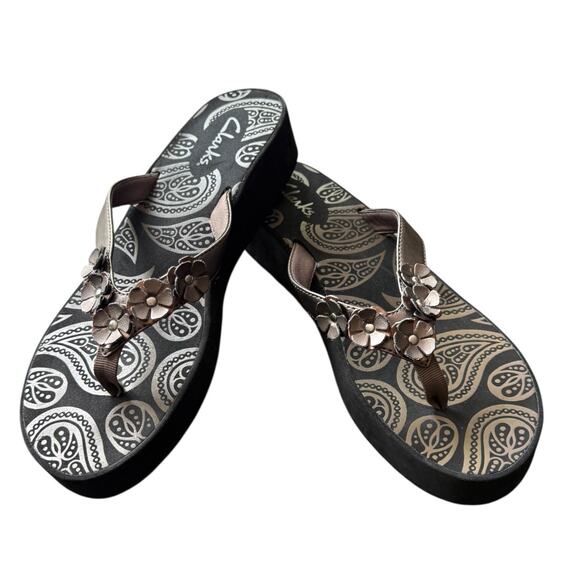 Clarks Sandals Appliqué Leather Flower Pewter Wedge Flip Flops Thongs Women 10 M - Picture 1 of 9